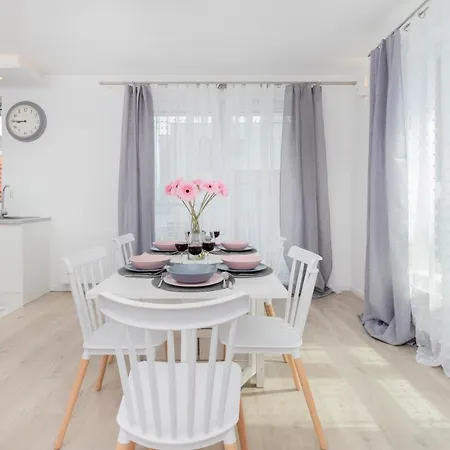 Garnizon For 6 Guests With Parking & Balcony By Renters Apartmán