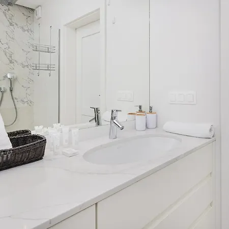 Garnizon For 6 Guests With Parking & Balcony By Renters Apartmán *