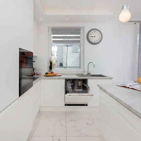 Garnizon For 6 Guests With Parking & Balcony By Renters Apartmán *