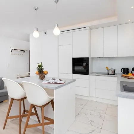 Garnizon For 6 Guests With Parking & Balcony By Renters Apartmán