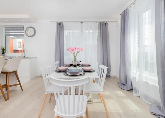 Garnizon For 6 Guests With Parking & Balcony By Renters Lägenhet