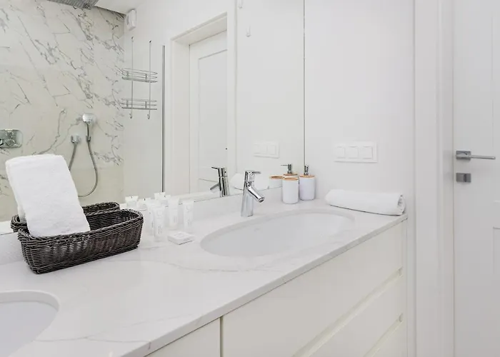 Garnizon For 6 Guests With Parking & Balcony By Renters Appartamento *