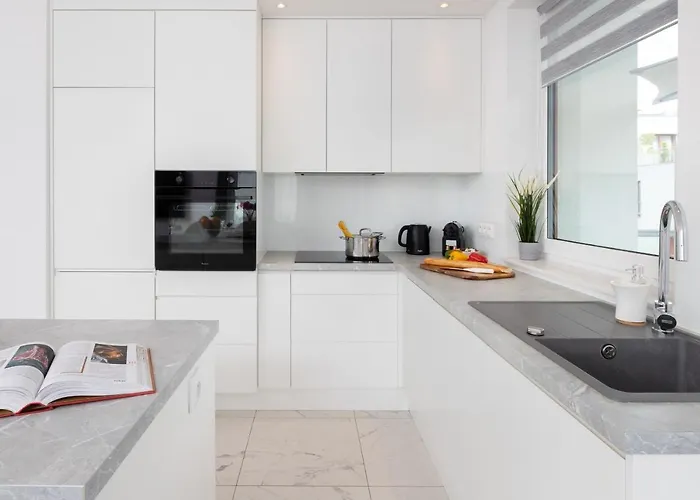 Garnizon For 6 Guests With Parking & Balcony By Renters Appartamento Danzica