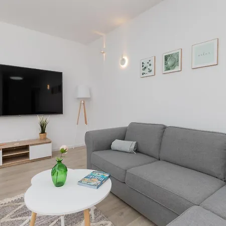 Garnizon For 6 Guests With Parking & Balcony By Renters 格但斯克